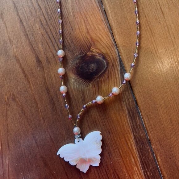 Short necklace by artisan Stella - Butterfly pearl with pink gold beads - Picture 4 of 7